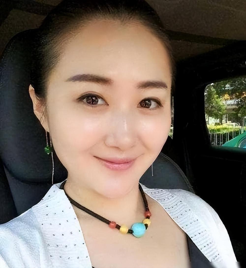 与原配妻子结婚7年，走红后却低调离婚娶美女粉丝，他后悔吗？ - 21