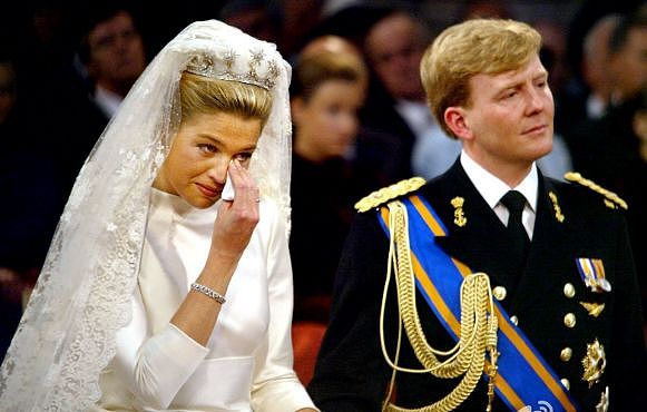 荷兰王后：人高马大气场足，撑得起王冠华服，奢华珠宝不输英女王 - 9