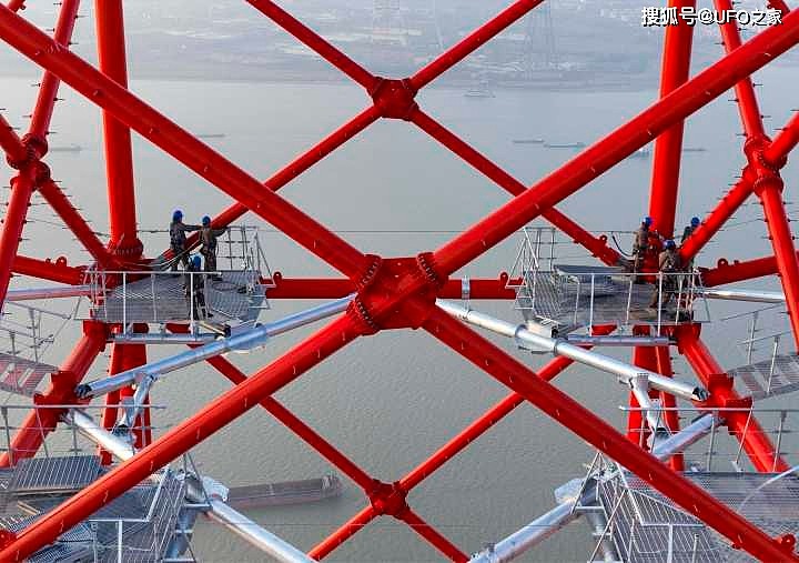 世界最高输电铁塔封顶，比埃菲尔铁塔还高61米，又创7项世界纪录 - 3
