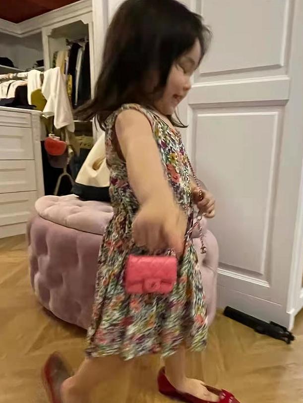 严屹宽 3 岁女儿偷穿高跟鞋 开心耍酷表情可爱 - 6