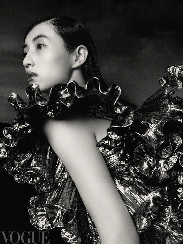 张子枫登《VOGUE》杂志银十封面 身着红色高定礼服复古梦幻 - 3