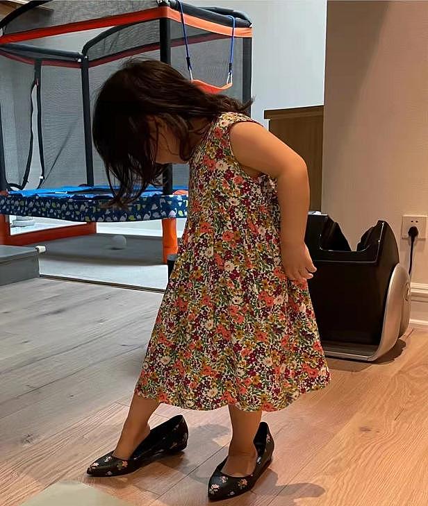 严屹宽 3 岁女儿偷穿高跟鞋 开心耍酷表情可爱 - 4