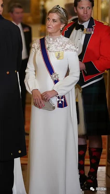 英王室为韩总统办奢华国宴！最抢镜的是凯特王妃的红衣美腿 - 37