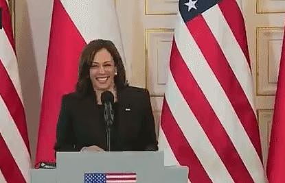 面对记者提出的乌克兰难民问题，美国副总统突然现场哈哈大笑 - 1