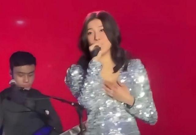 TVB 知名女星钟嘉欣三胎后惊喜复出 穿深 V 裙高歌状态佳 - 4