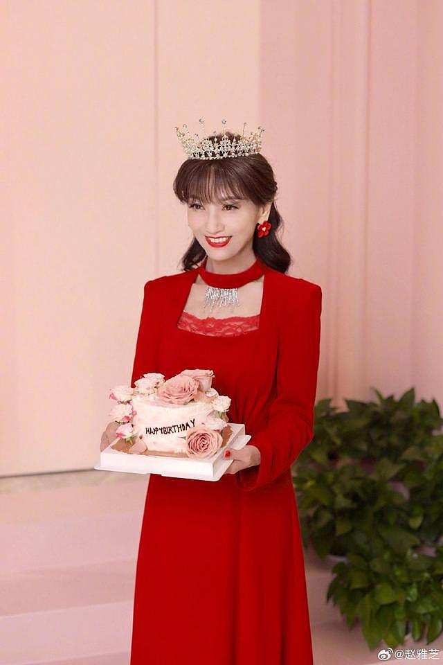 赵雅芝晒照庆祝 70 岁生日 穿红色长裙戴皇冠状态惊艳 - 3