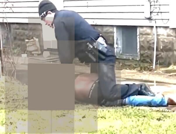 视频曝光！一黑人男子被美国警察按倒朝后脑开枪打死，民众在警局外抗议 - 1