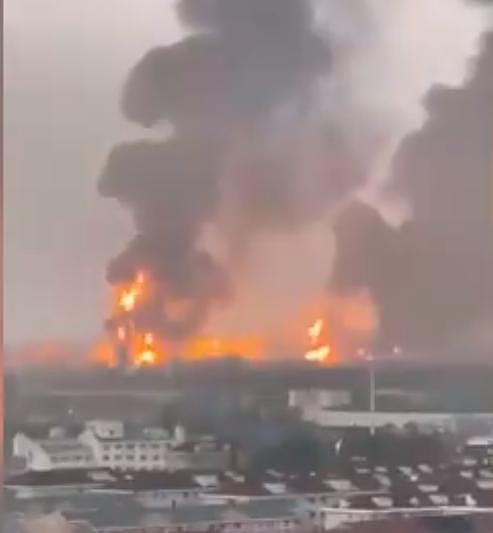 突发！上海石化发生火情，网友称听到“可怕爆炸声”，公司去年安全生产投入 1.1 亿元同比降 60% - 4