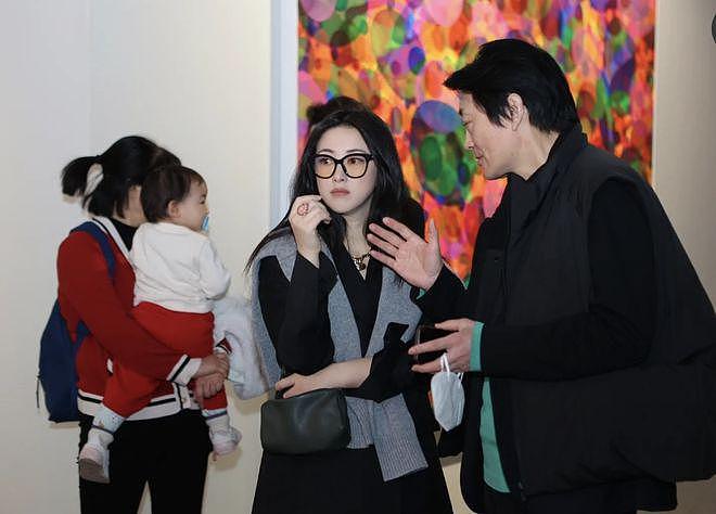 朱珠带娃看画展，1 岁女儿帮拎 4 万元包包 - 14