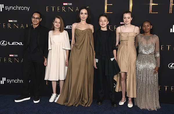 ▲安潔莉娜裘莉（Angelina Jolie）帶著五個小孩出席《永恆族》首映會。（圖／達志影像／美聯社）