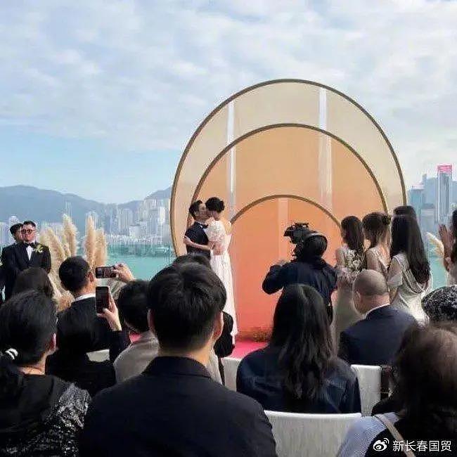 张艾嘉儿子婚礼现场照曝光，600 宾客见证下迎娶内地超模 - 1