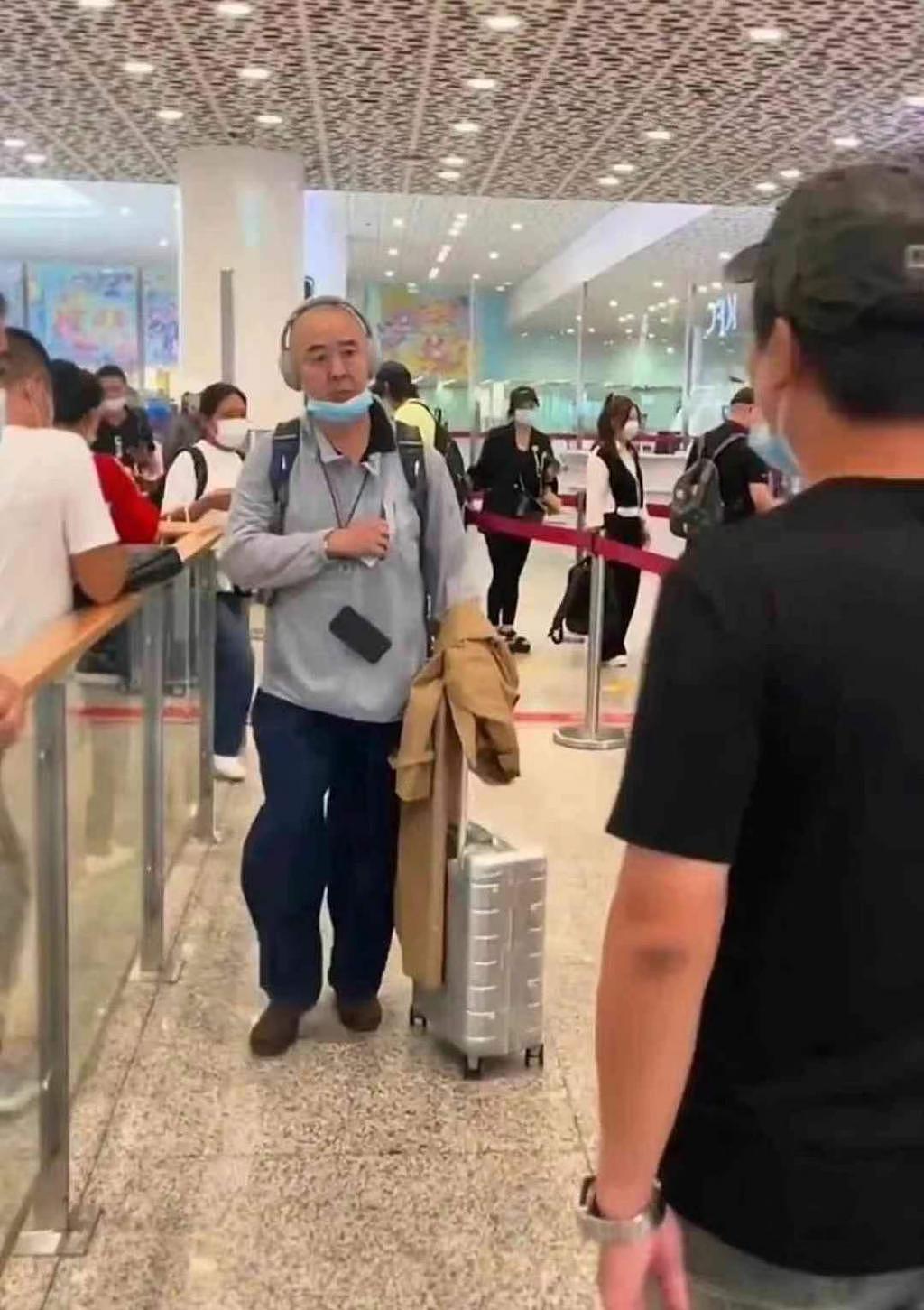 63 岁“唐僧”徐少华现身机场，对比昔日帅照感叹岁月无情 - 1