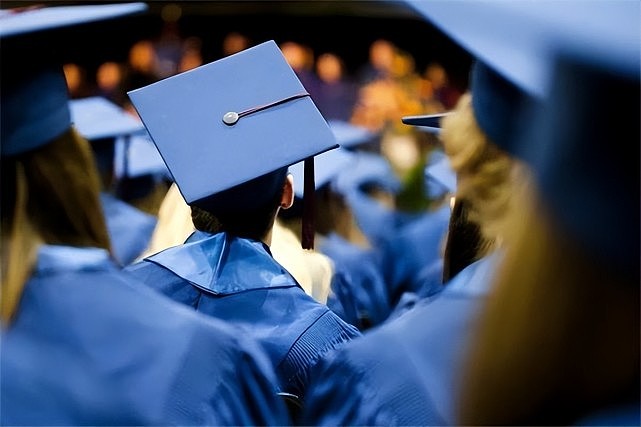 2022年超45%的本科毕业生选择考研：收入落差促使学历内卷 - 1