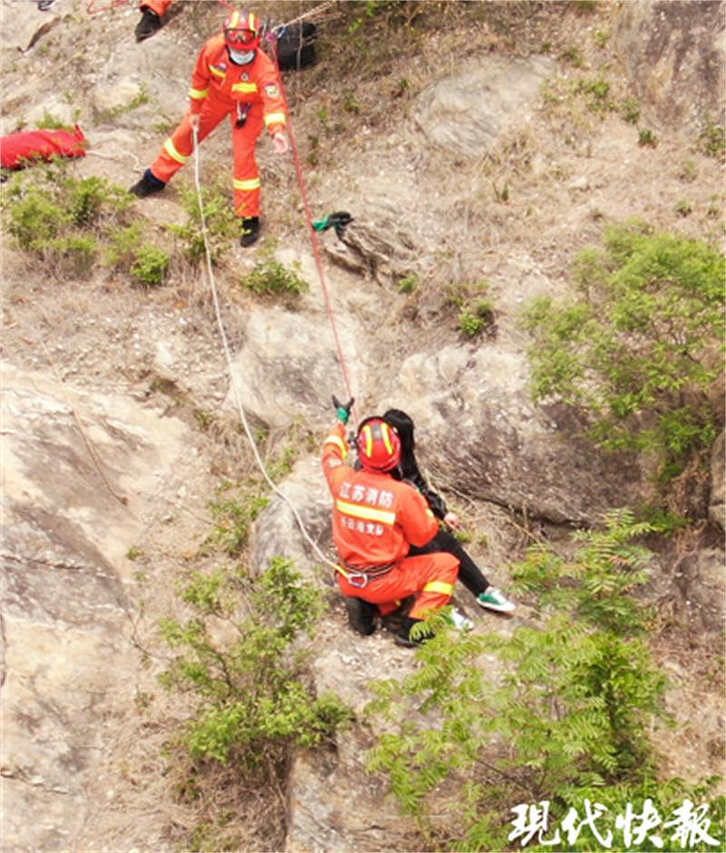 一家三口登山被困，消防使用无人机精准锁定位置救援 - 2