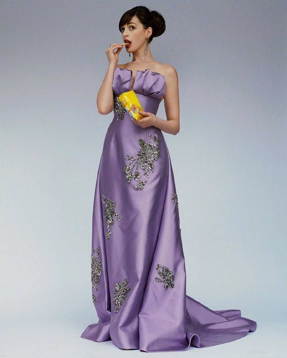 上游时尚|安妮海瑟薇紫色礼服俏皮出镜，纪念公主日记上映20周年 - 1