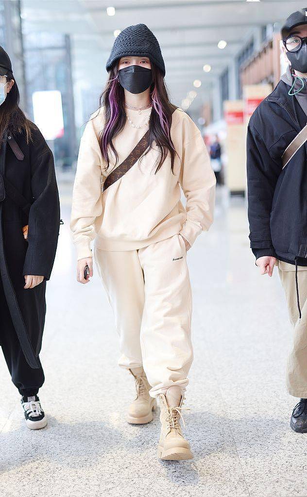 孟佳挑染紫发潮酷满分 穿奶油色卫衣背LV盒子包 - 3