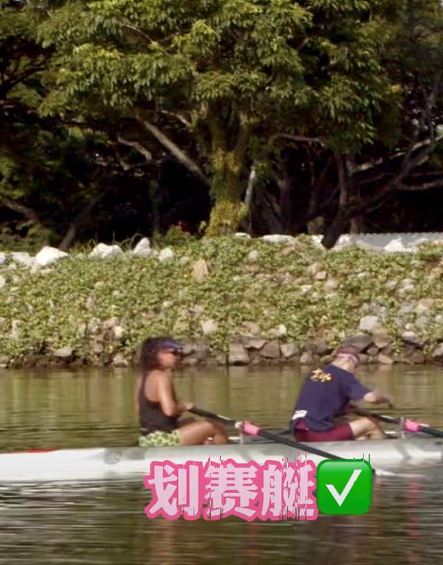 70 岁王石与外国女生划赛艇，被对方称赞很强壮，露出笑容显开心 - 5