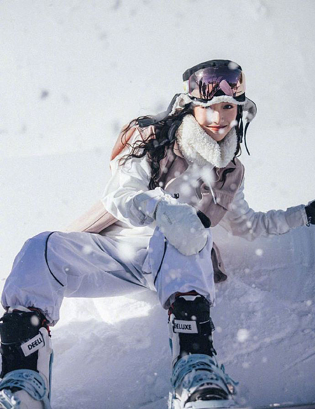 姜贞羽 滑雪写真 打雪仗