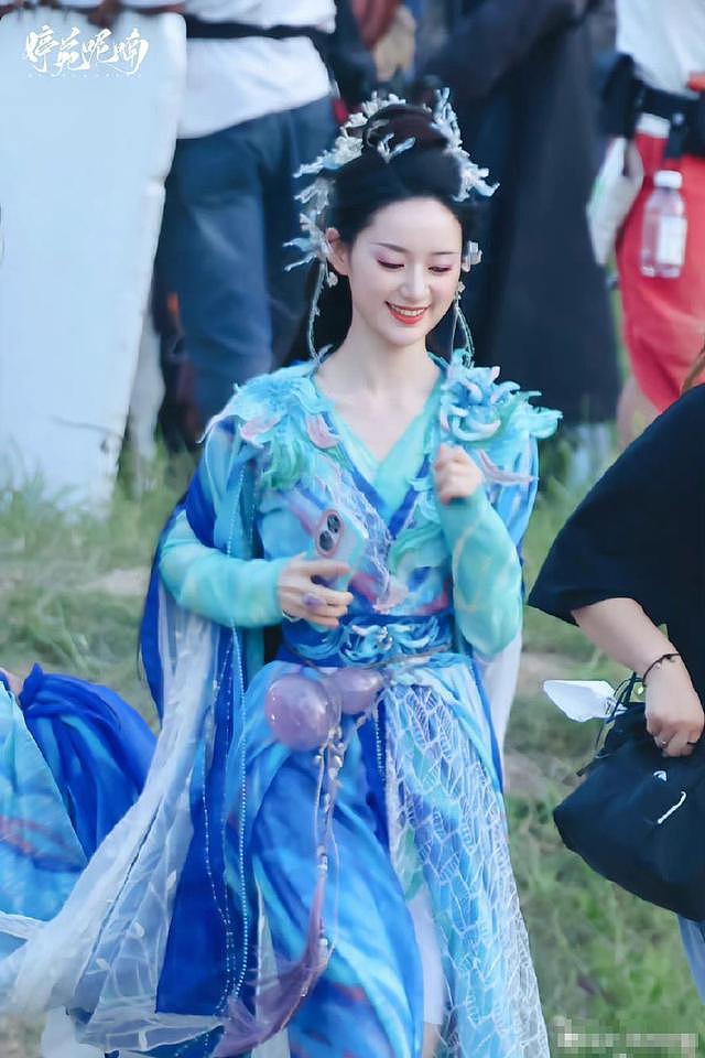 ＂狐妖小红娘＂杀青特辑释出 杨幂龚俊郭晓婷捧花合影 - 11