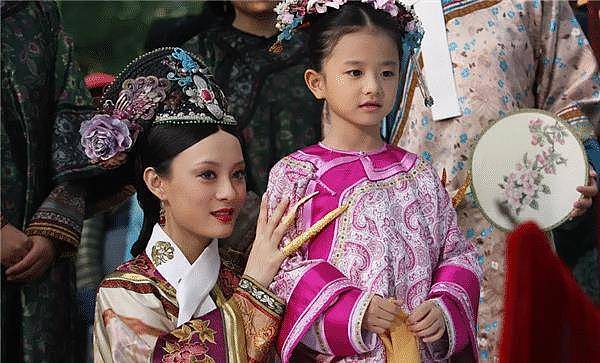 清朝妃子为何喜欢套长甲套？除了美观之外，更多的是为了方便皇帝 - 7
