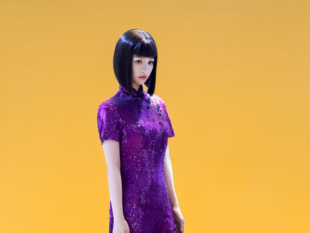 虞书欣穿紫色旗袍换短发 表情冷淡似机器人 - 7