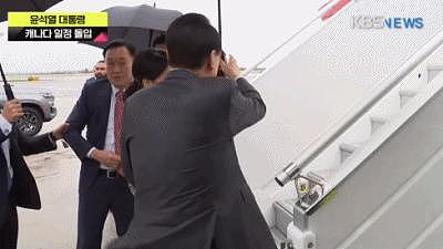 韩国总统爱妻人设崩塌！抢走雨伞让妻子淋雨，网友：跟川普一模一样！ - 5