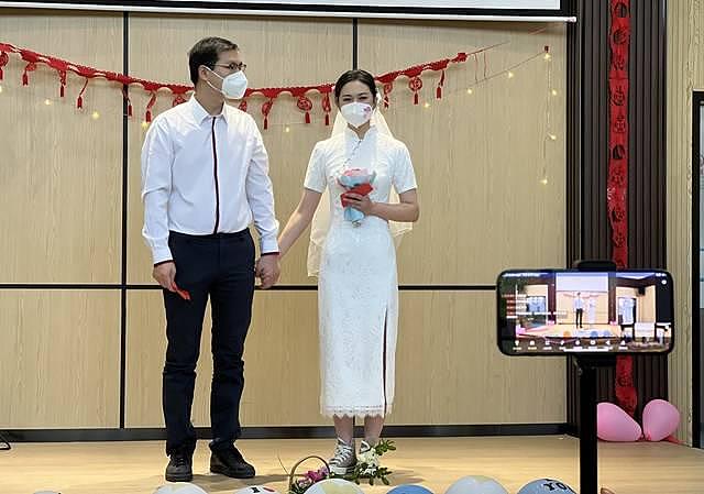 上海疫情中的“云婚礼” : 千人“吃席”新人被暖哭了！ - 1