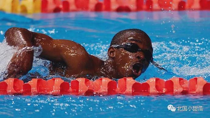 游泳选手竟只会狗刨! 非洲小伙差点淹死在奥运泳池 - 5