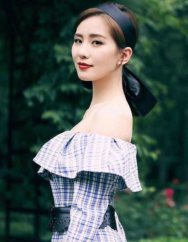 “气质女王”刘诗诗，一身荷叶边格纹连衣裙造型，优雅感十足 - 4