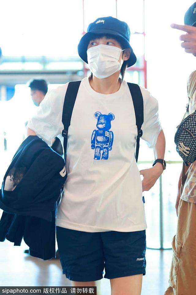 李宇春穿白色 T 恤现身机场 舒适惬意活力十足 - 2