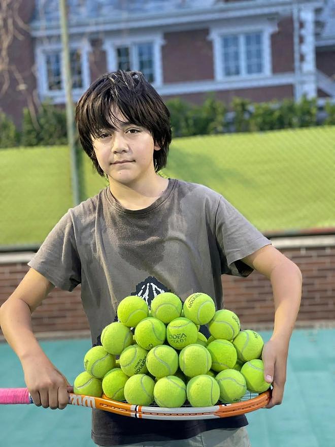 刘烨儿子近照曝光，诺一学习打网球 , 帅气似“网球王子” - 3