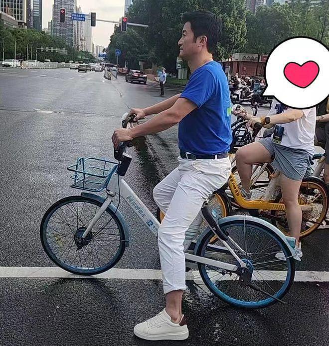 吴京赶时间骑单车去路演，路上行人偶遇以为看错人 - 9