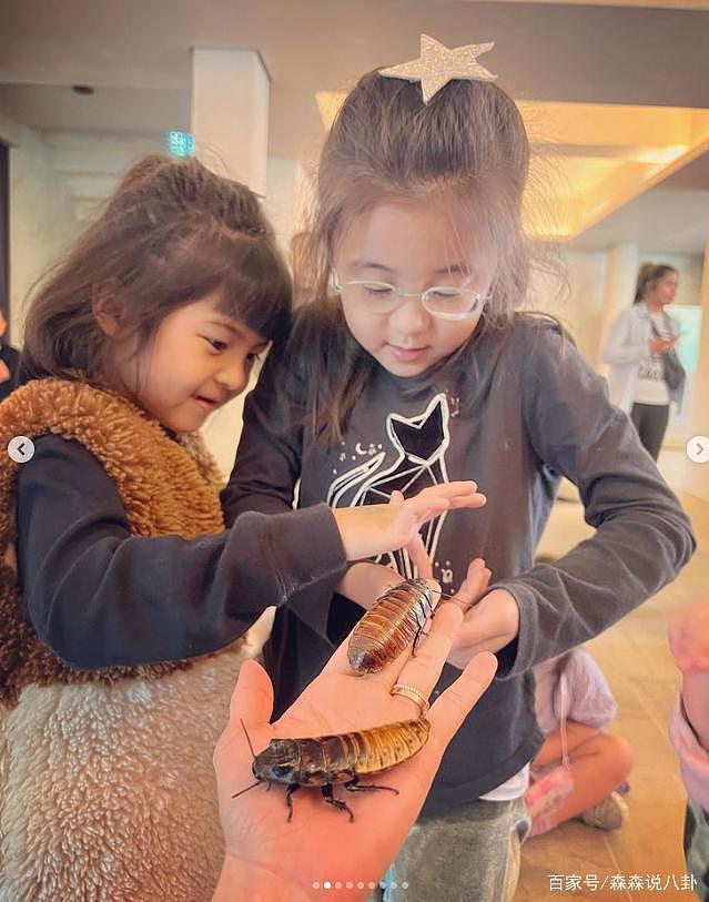 贾静雯公开女儿玩蛇照，咘咘和波妞被活蛇缠身，淡定摆 pose 出镜 - 8