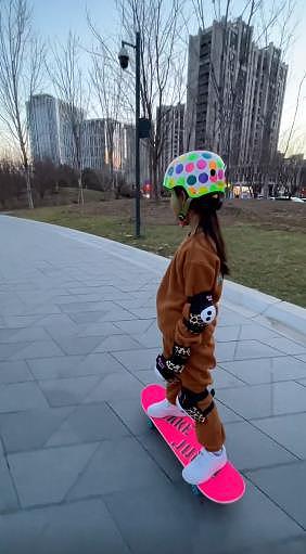 李小璐带女儿滑雪，甜馨一学就会，运动能力值拉满，确实培养得很优秀 - 14
