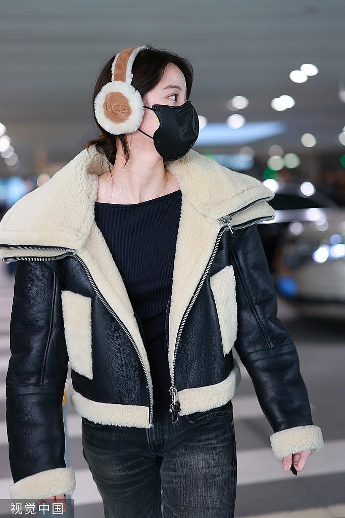 欧阳娜娜皮衣造型现身机场 戴保暖耳罩低调又可爱 - 3