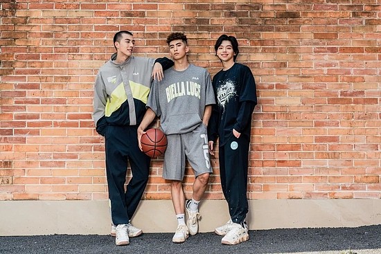国家级篮球运动健将、知名街球手张照洋（中） 　　演绎 FILA FUSION 全新潮流运动系列服饰