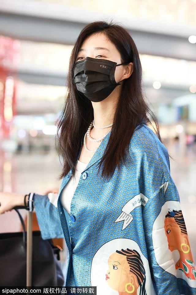 蒋欣戴珍珠项链穿蓝色衬衫现身机场 气质出众个性独特 - 1