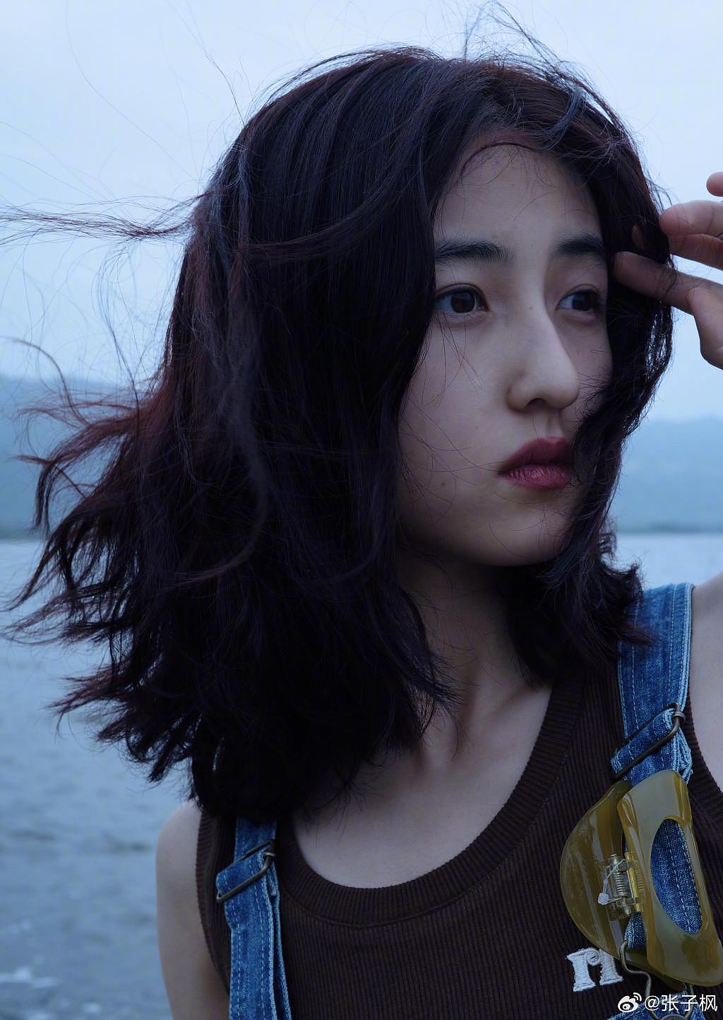张子枫海边悠闲漫步 穿格纹裙尽显少女感 - 7