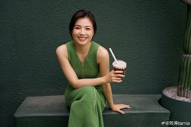 刘涛 45 岁生日连发三套写真 绿色长裙秀腰臀比状态超好 - 20