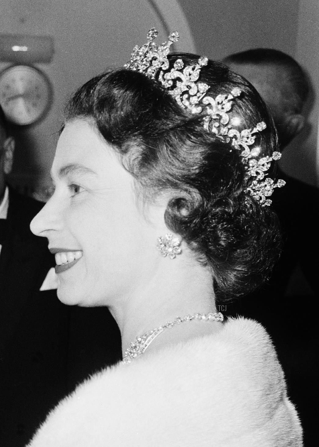 英女王的这对耳环好闪，还是玛丽的结婚礼物，陪伴她六十多年了 - 6