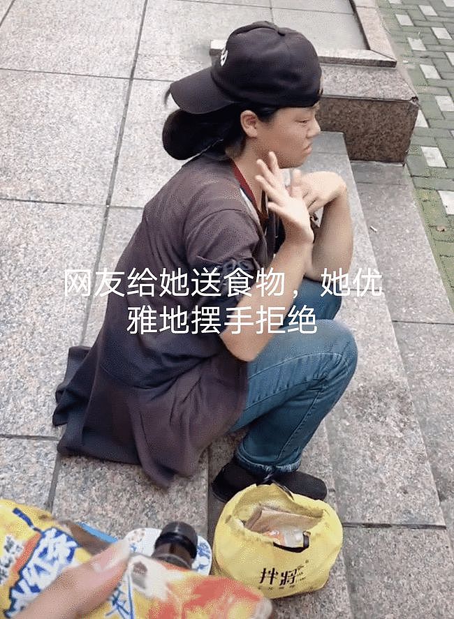 无锡女子流浪在上海，白白净净优雅从容，同学：她有两次失败的婚姻 - 1