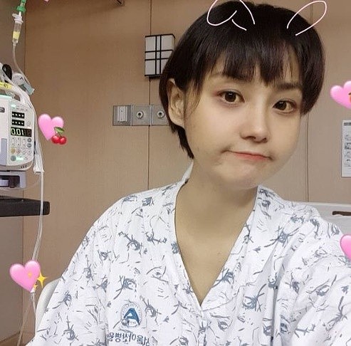 ▲韓31歲女星接受「肝移植手術」　感冒引發嚴重罕病…等1年奇蹟發生。（圖／翻攝自Instagram／woorijjoolve）