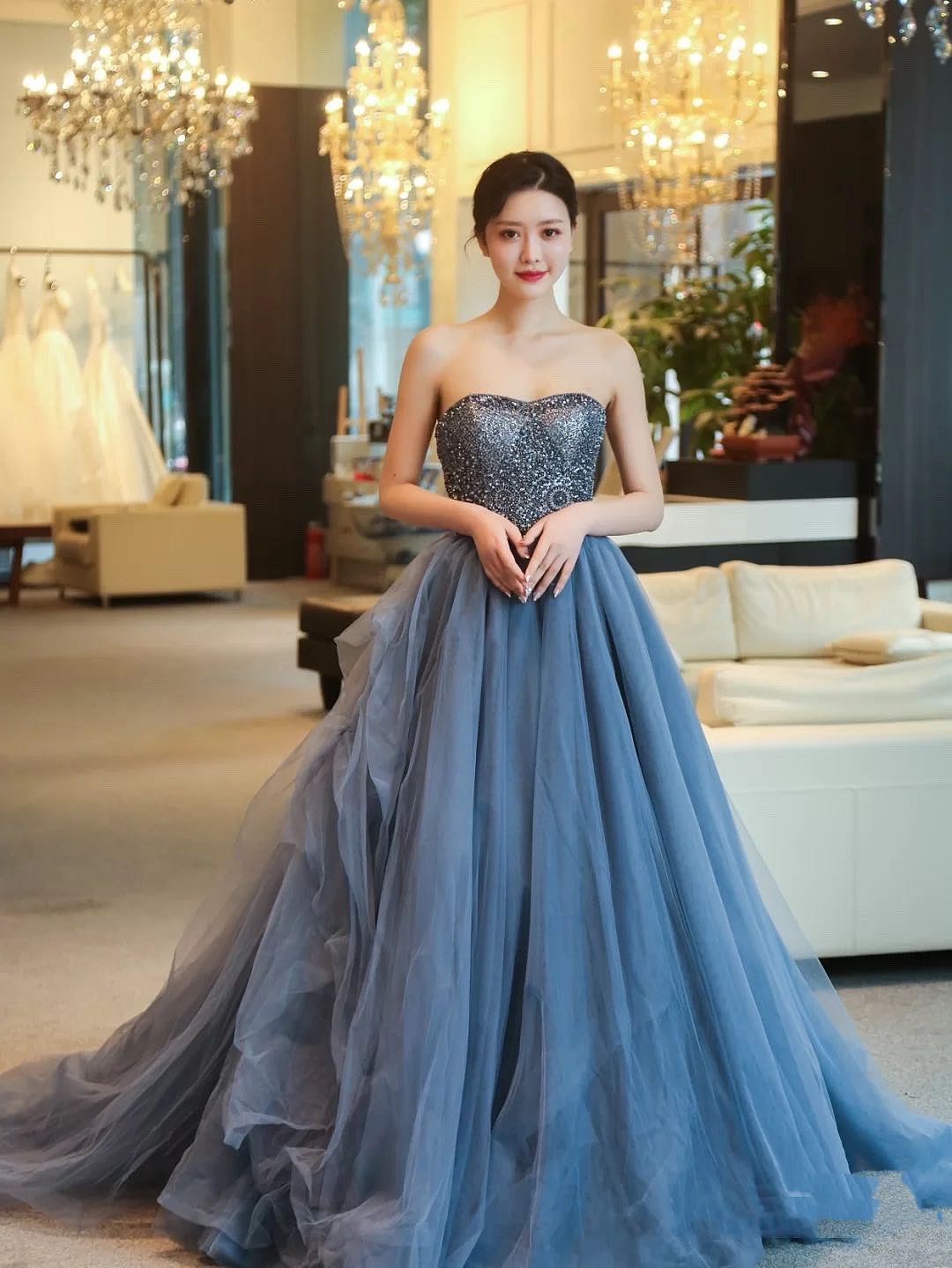 风靡时尚圈的深空蓝拖地长裙，搭配施华洛世奇亮钻，低调而优雅 - 2