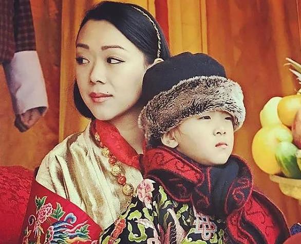 诗丽吉一次戴俩王冠，儿媳只能戴假花，都不如不丹公主戴发箍惊艳 - 24