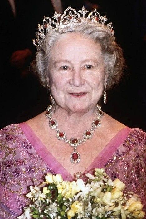 一岁一颗钻石：女王为母亲百岁寿辰庆生，100颗钻石的胸针表孝心 - 13