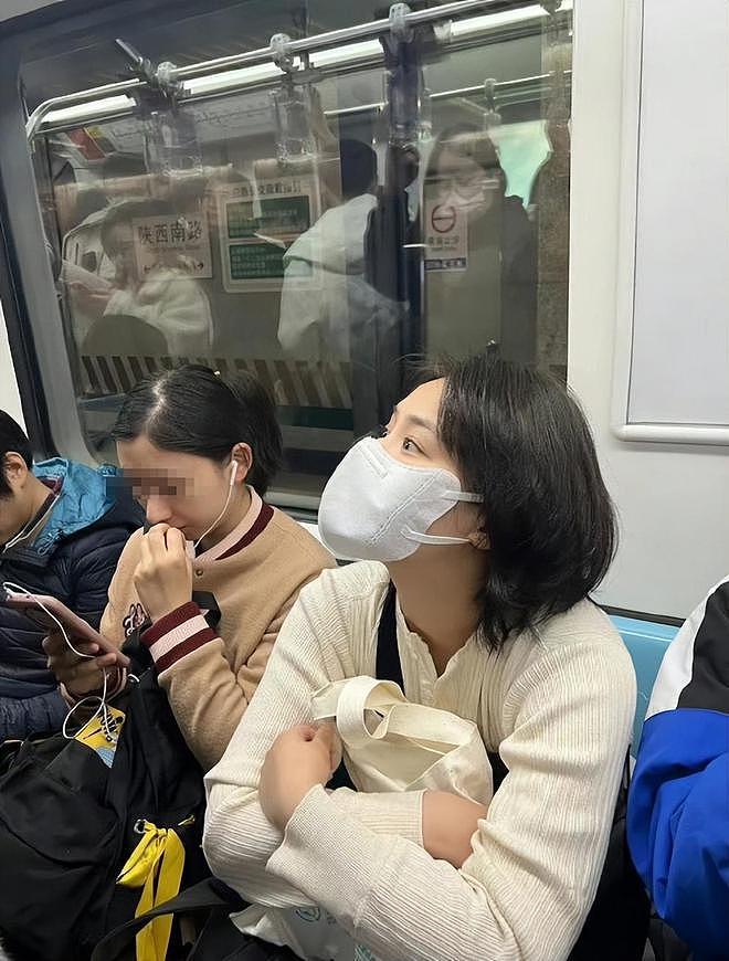 35 岁马思纯上海坐地铁被偶遇，真人好瘦眼睛灵动有神，美成焦点 - 4