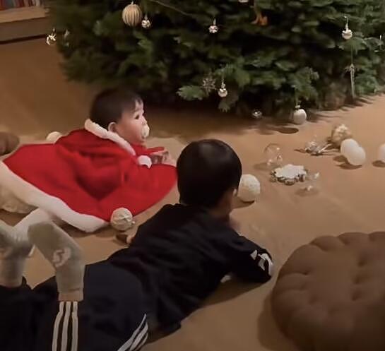 奚梦瑶带孩子装饰圣诞树 兄妹俩趴地上围观妈妈可爱十足 - 3
