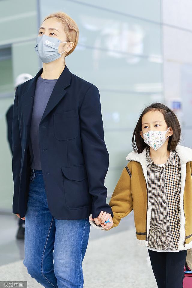 黄磊孙莉带小女儿现身机场 黄少艾短发可爱乖巧长腿吸睛 - 5