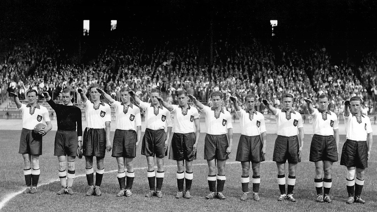 1938世界杯囧事：神秘之师12人上场，有人怀抱惊悚娃娃 - 3