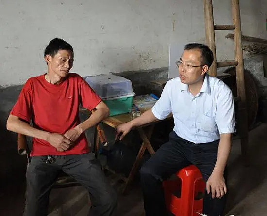 湖南27岁农民工救人牺牲，被救4人趁乱逃离，众人搜寻7天令其跪谢 - 14